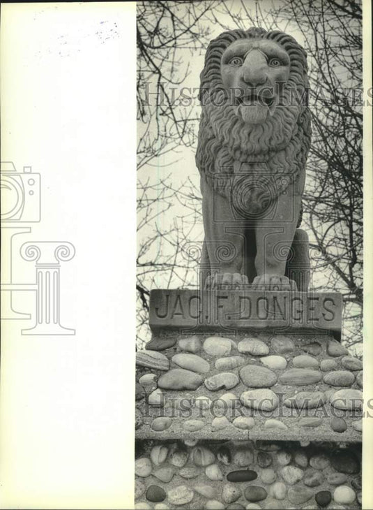 1983 Press Photo Lion Gate marks Donges and Usinger Estates, Bayside, Wisconsin - Historic Images