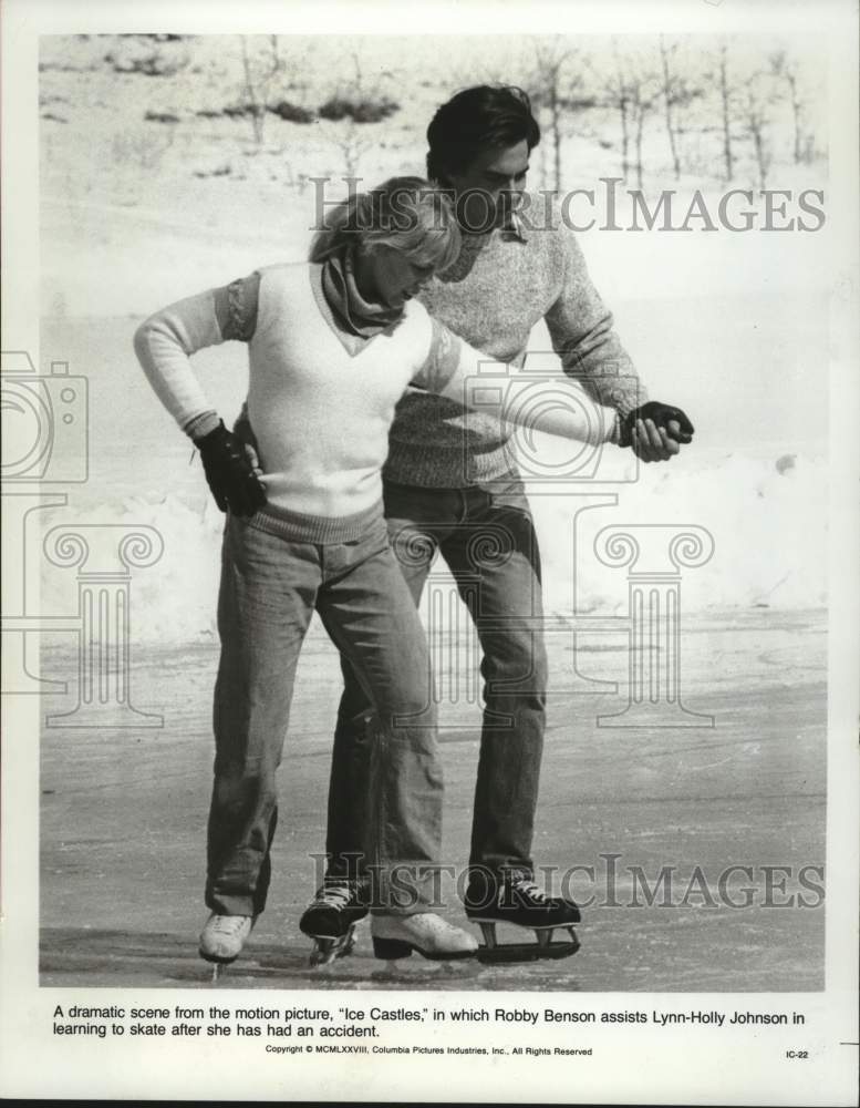 1979 Press Photo Lynn-Holly Johnson, Robby Benson on the ice in &quot;Ice Castles.&quot; - Historic Images