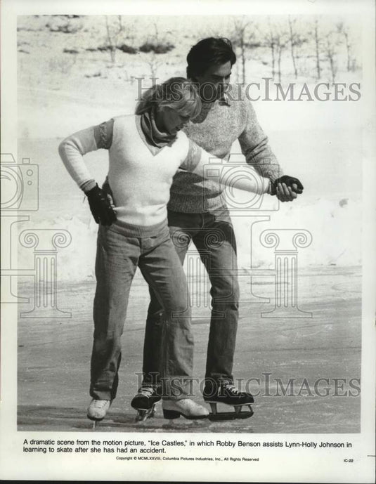 1979 Press Photo Lynn-Holly Johnson, Robby Benson on the ice in "Ice Castles." - Historic Images