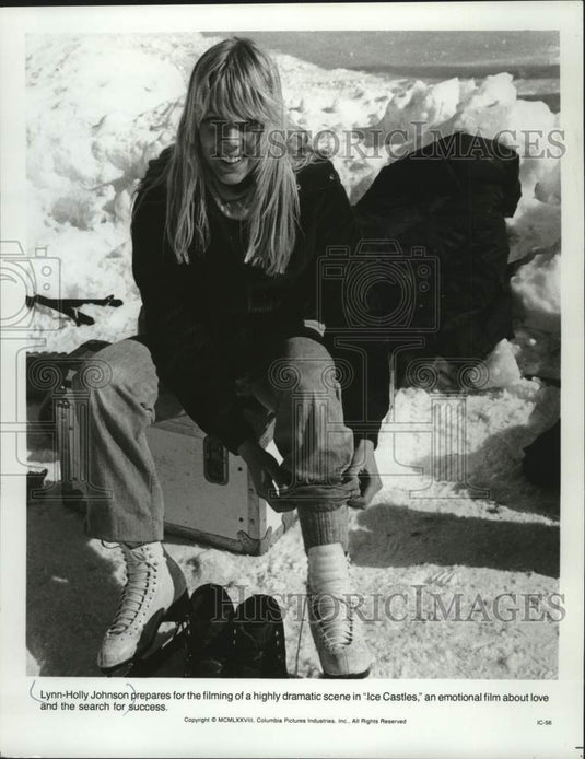 1980 Press Photo Lynn-Holly Johnson actress putting on skates for "Ice Castles." - Historic Images