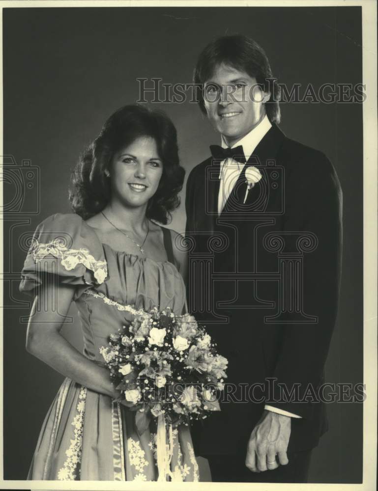 1984 Press Photo Stephanie Ashmore, Bruce Jenner host &quot;America&#39;s Junior Miss.&quot; - Historic Images