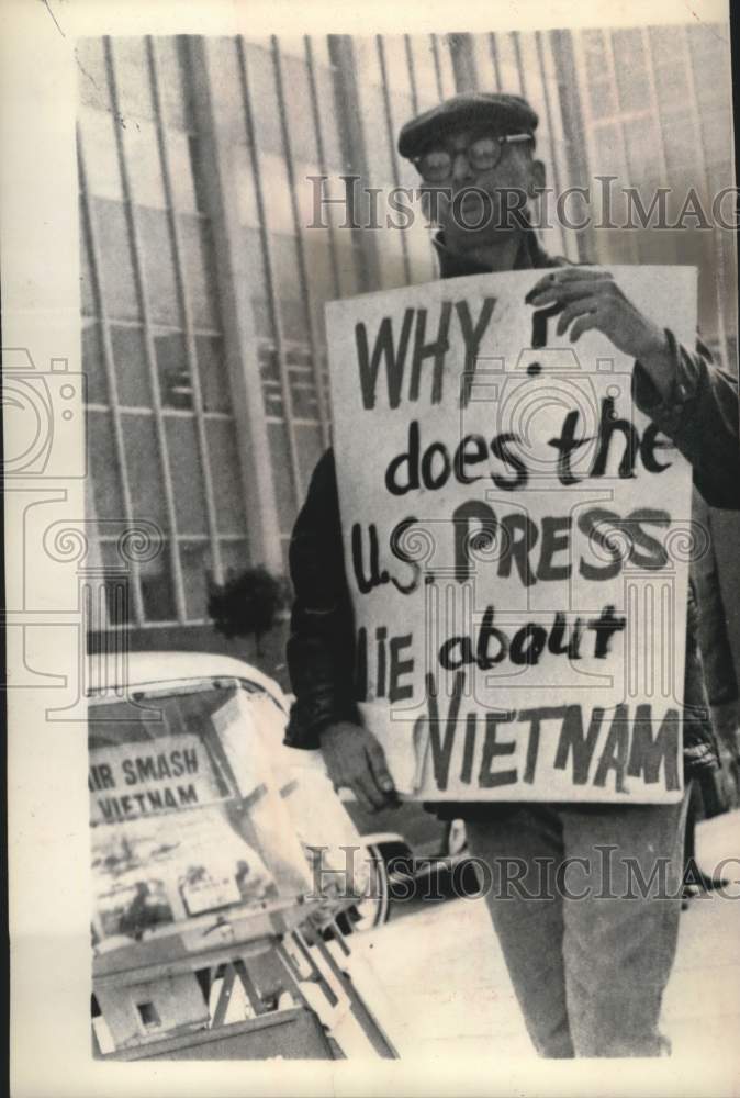 1965, Vietnam War - Picketer at San Francisco Federal Building - Historic Images