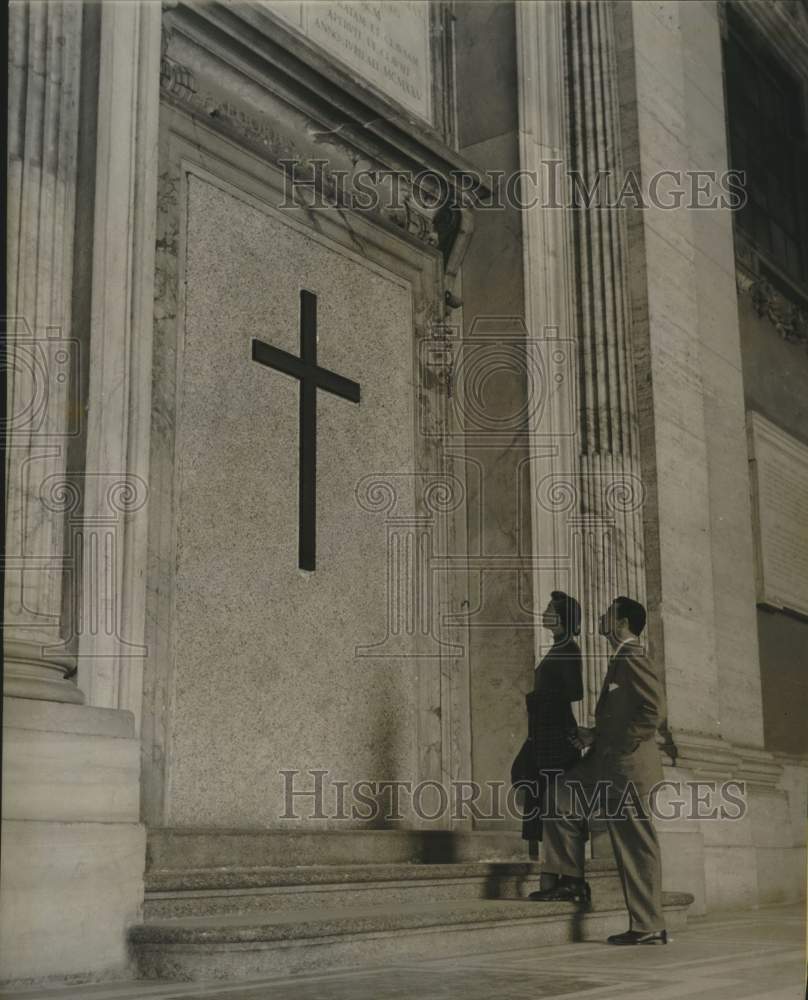1949, Steve Barkley and Jodi Desmond in Vatican City, Rome - Historic Images