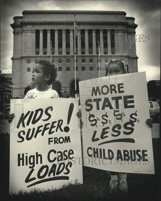 1990 Press Photo Kristofer, Katrina Thompson Demonstrate to for Social Services - Historic Images