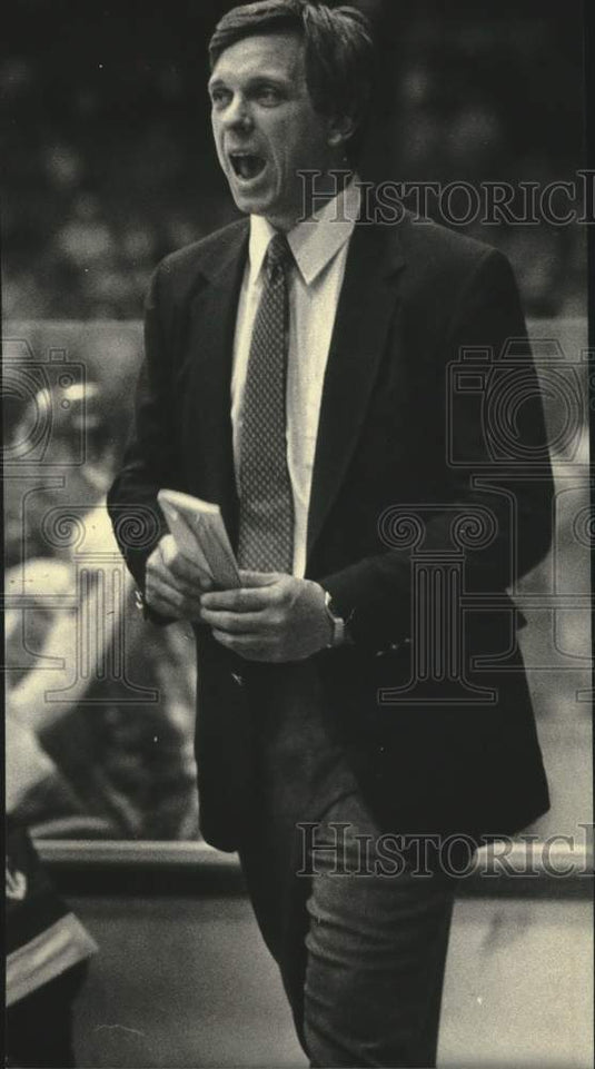 1983 Press Photo Milwaukee Admirals Hockey Coach Phil Wittliff cheers after goal - Historic Images