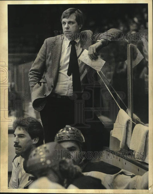 1983 Press Photo The Milwaukee Admirals' Hockey Coach Phil Wittliff watches game - Historic Images