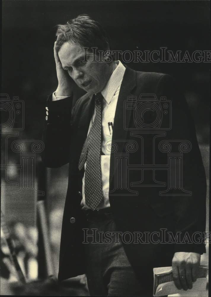 1983 Press Photo Milwaukee Admirals&#39; Hockey Coach Phil Wittliff upset at game - Historic Images