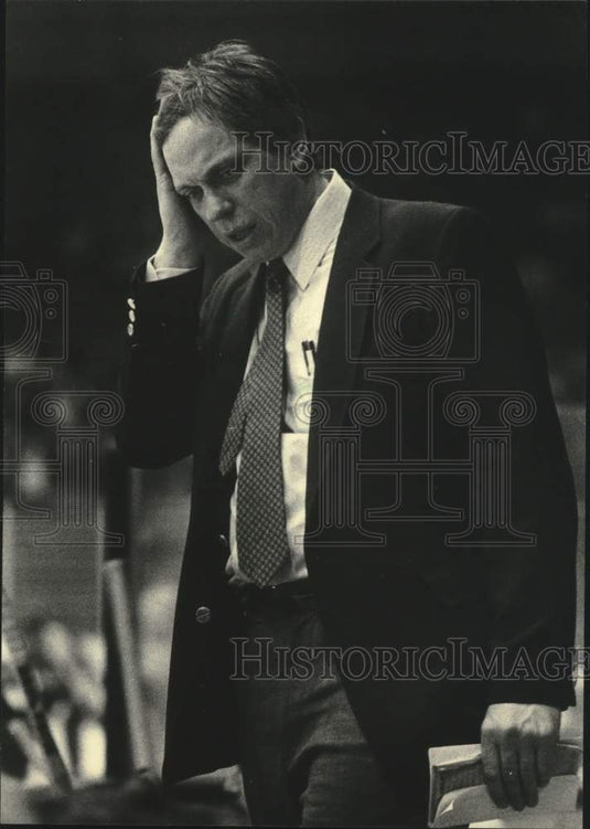 1983 Press Photo Milwaukee Admirals' Hockey Coach Phil Wittliff upset at game - Historic Images