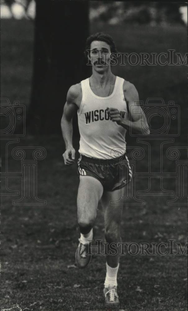 1979 Press Photo Wisconsin track star Steve Lacy running despite his losses - Historic Images