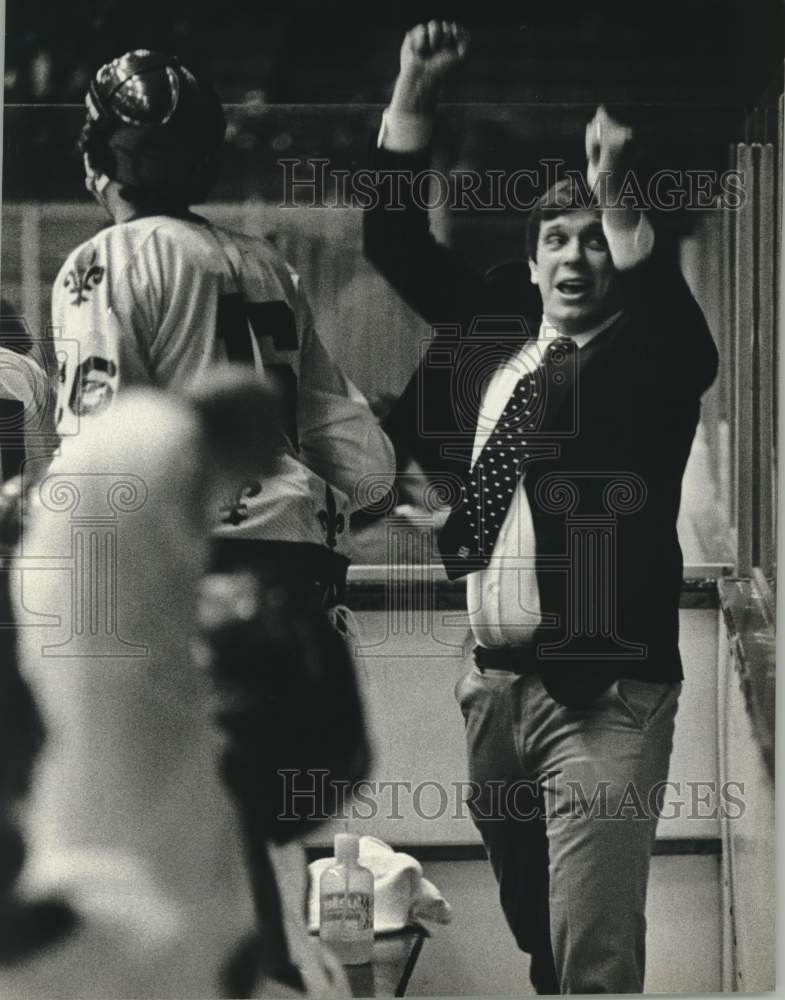 1979 Press Photo Milwaukee Admiral hockey coach Phil Wittliff cheered his team - Historic Images