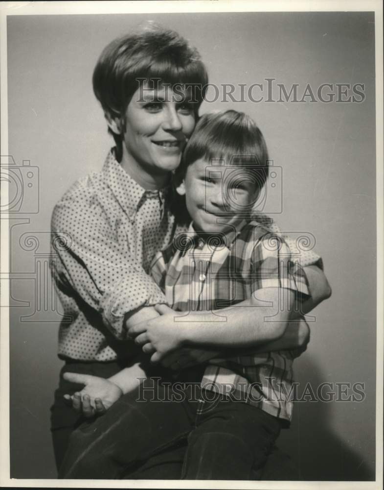 1969 Press Photo Actors Betty Beaird and Michael Link of TV series &quot;Julia&quot; - Historic Images