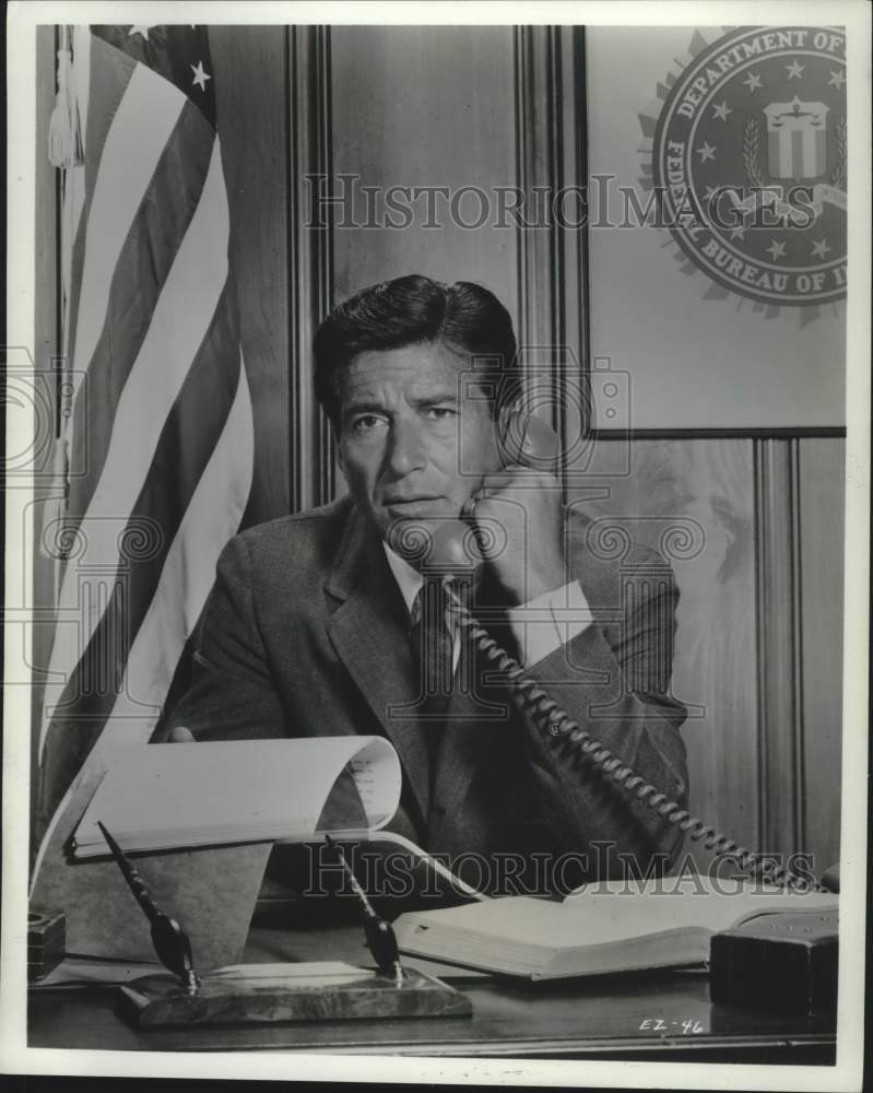 1971 Press Photo Efrem Zimbalist, Jr on the phone in &quot;The FBI&quot; - Historic Images