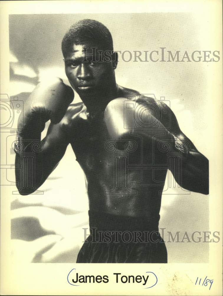 1989 Press Photo Boxer James Toney holds his gloved hands up - mjc40954 - Historic Images