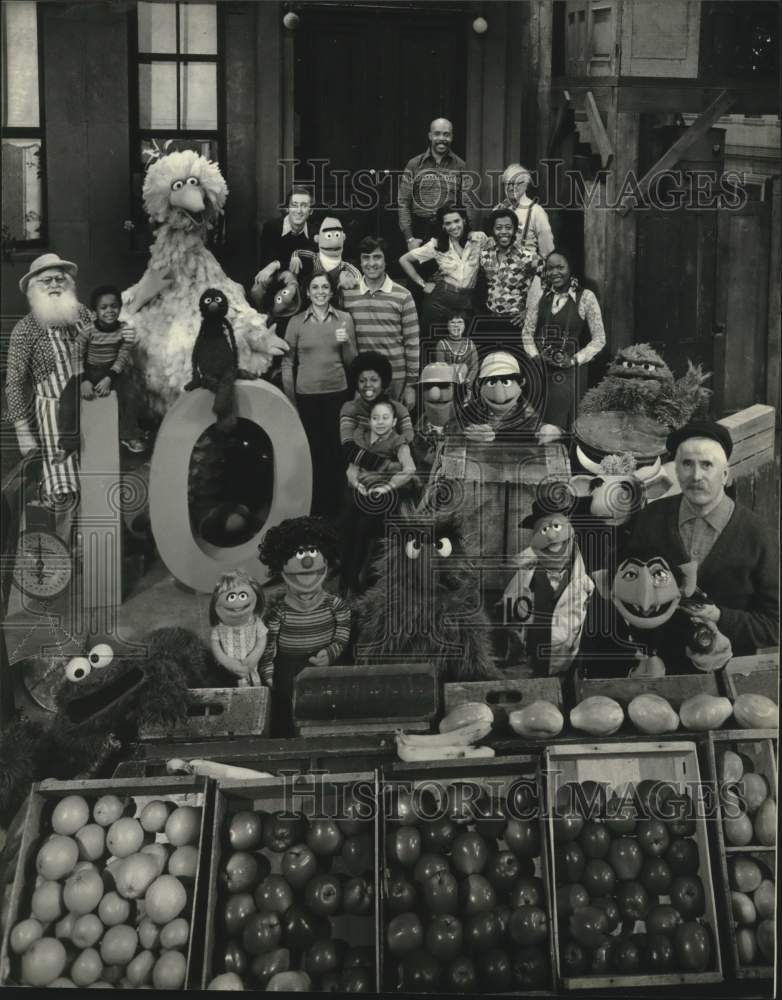 1978 Press Photo The cast of Sesame Street poses for its 10th season kick-off - Historic Images