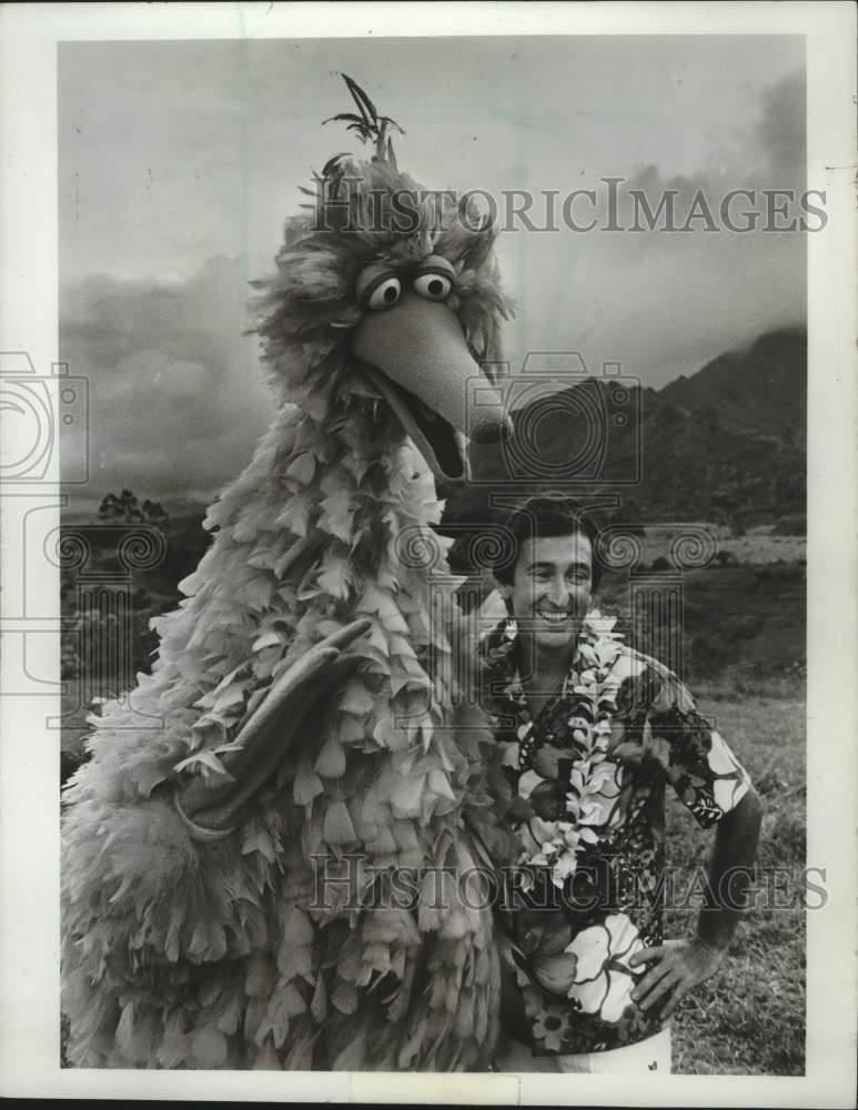 1977 Press Photo Big Bird &amp; Bob McGrath of &quot;Sesame Street&quot; on island of Kauai- Historic Images