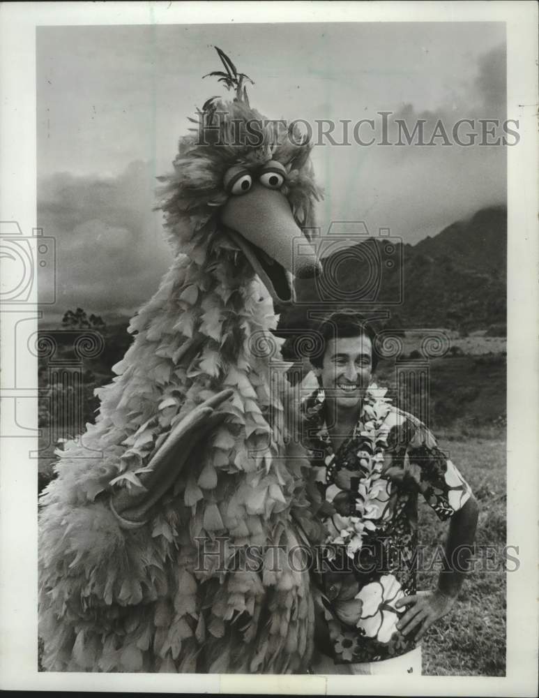 1977 Press Photo Big Bird & Bob McGrath of "Sesame Street" on island of Kauai- Historic Images