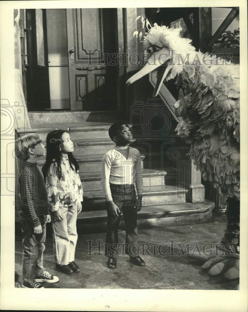 1976 Press Photo Big Bird with kids on the show &quot;Sesame Street&quot; - mjc41033 - Historic Images