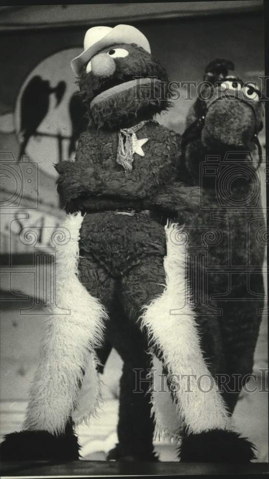 1981 Press Photo Grover as a cowboy in Sesame Street at Milwaukee Auditorium. - Historic Images