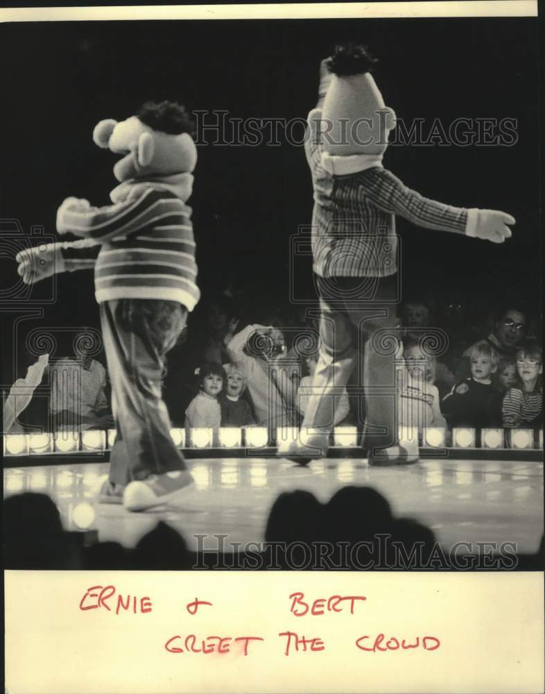 1983 Press Photo Bert &amp; Ernie in &quot;Around the World with Sesame Street Live&quot; - Historic Images