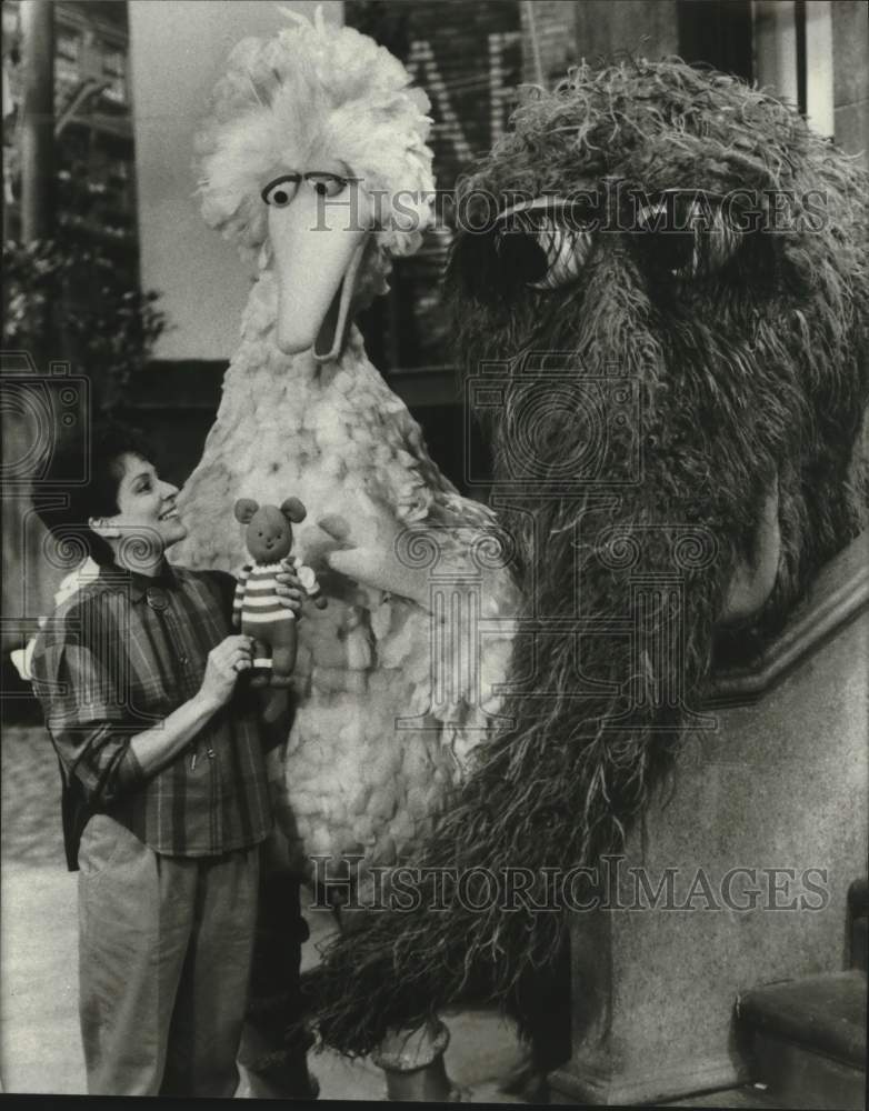 1989 Press Photo Big Bird &amp; &quot;Snuffy&quot; with woman on &quot;Sesame Street&quot; - mjc41069 - Historic Images