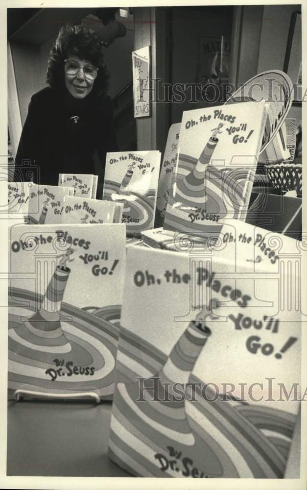 1990 Press Photo Elly More of Harry W Schwartz Bookshops with Dr. Seuss books - Historic Images