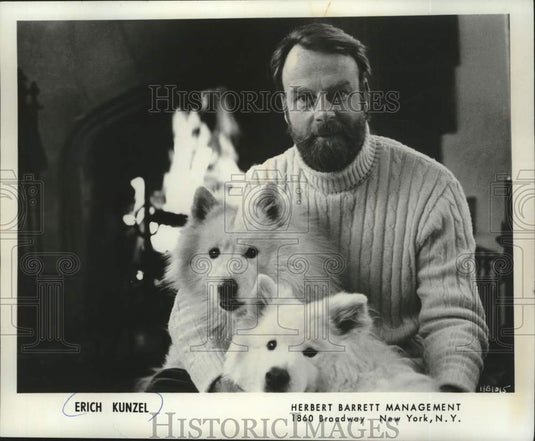 1977 Press Photo Erich Kunzel, conductor, at home with two dogs - mjc41134 - Historic Images