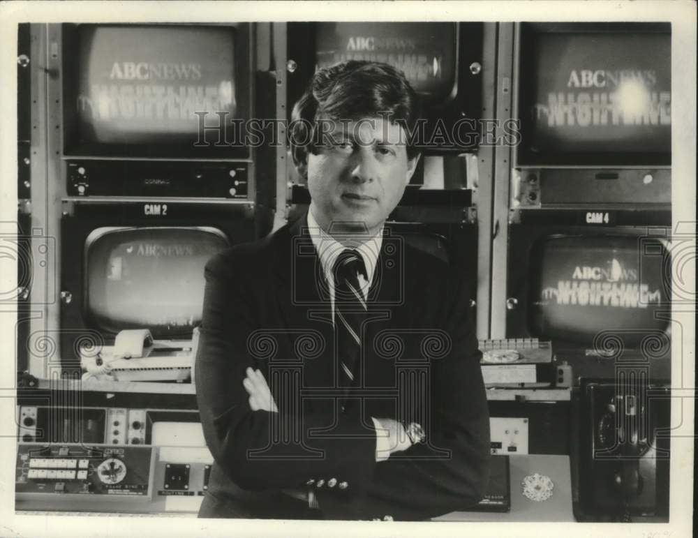 1983 Press Photo Ted Koppel, television monitors, American Broadcasting Company - Historic Images