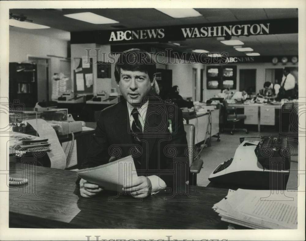 1982 Press Photo Ted Koppel, American Broadcasting Company reporter, TV host - Historic Images