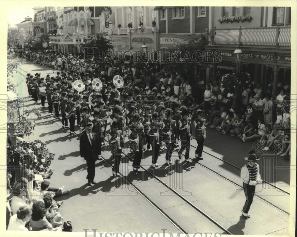 1983 Press Photo Bay View High School band in parade, Walt Disney World, Florida - Historic Images