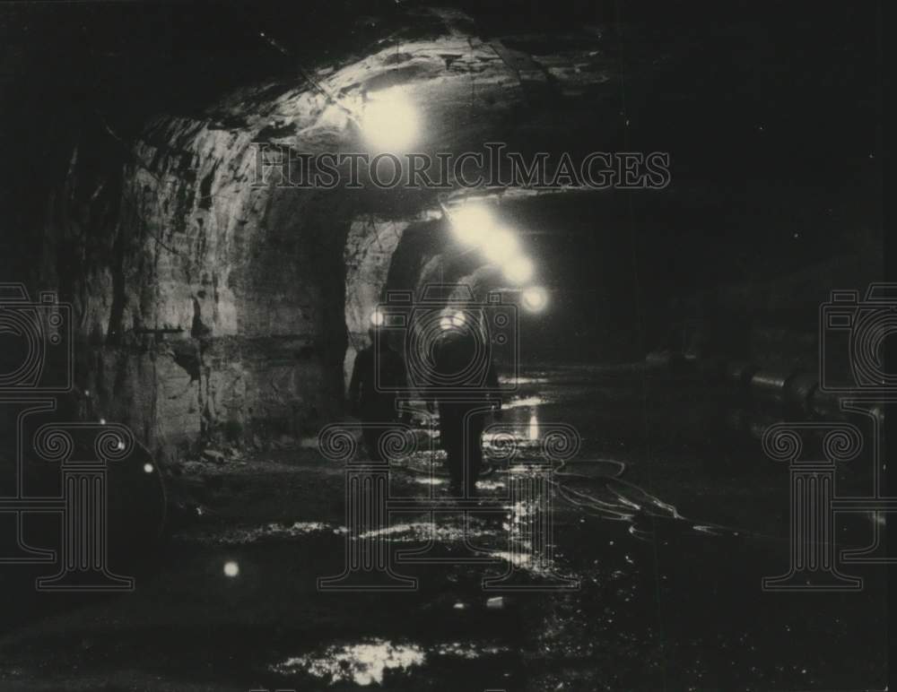 1976 Press Photo Three miners walk through shaft in Occidental mine, Colorado - Historic Images