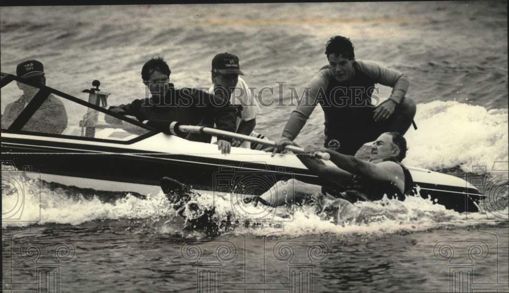 1989 Press Photo Water ski club in Wisconsin helps disabled enjoy a ski ride - Historic Images