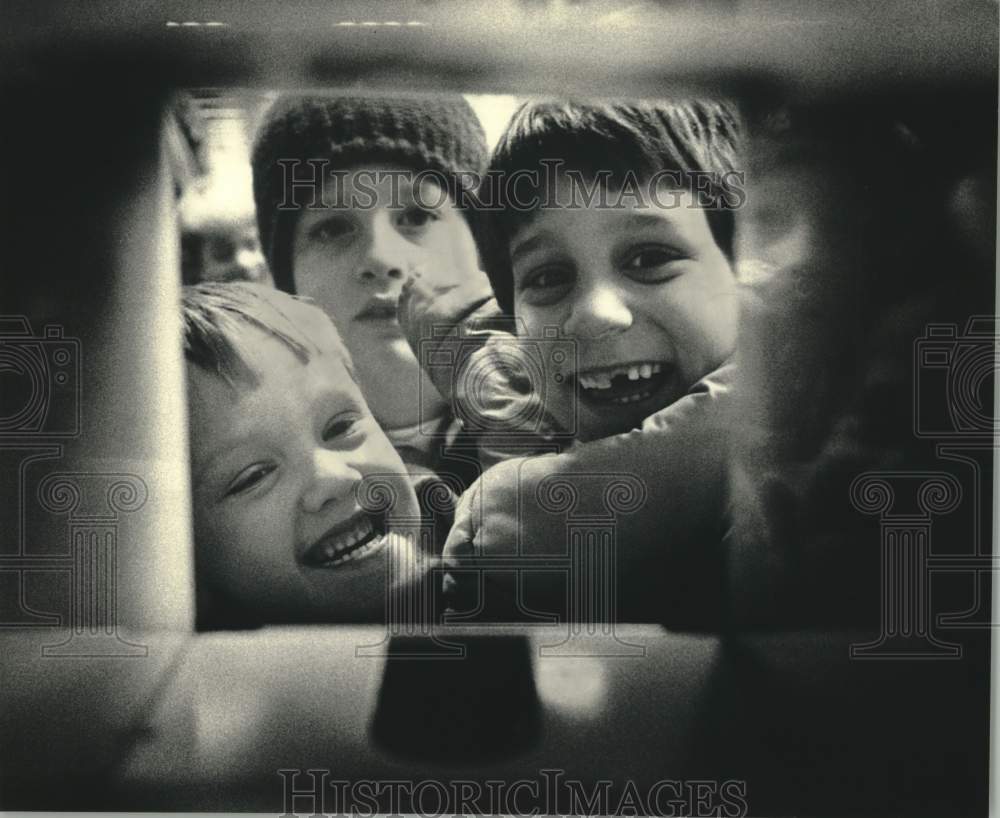 1987 Press Photo Young children take a tour of the Wauwatosa Wisc. post office - Historic Images