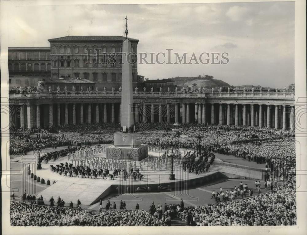 1957, St. Peter&#39;s Square in Rome hosts world assembly of youth. - Historic Images
