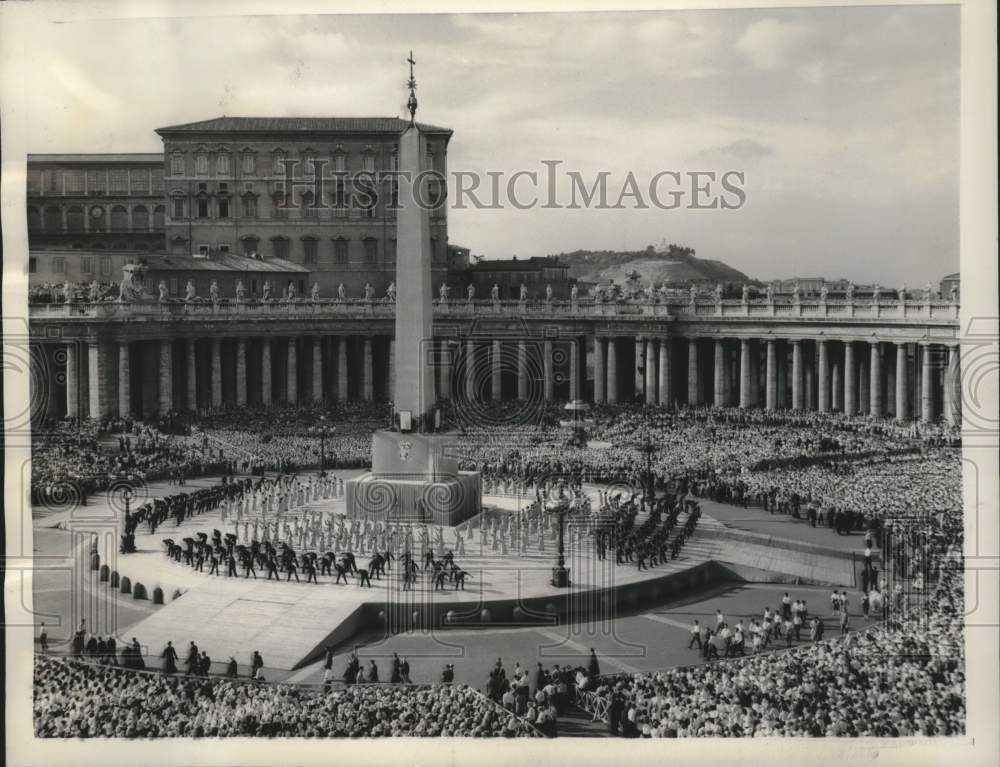 1957, St. Peter's Square in Rome hosts world assembly of youth. - Historic Images