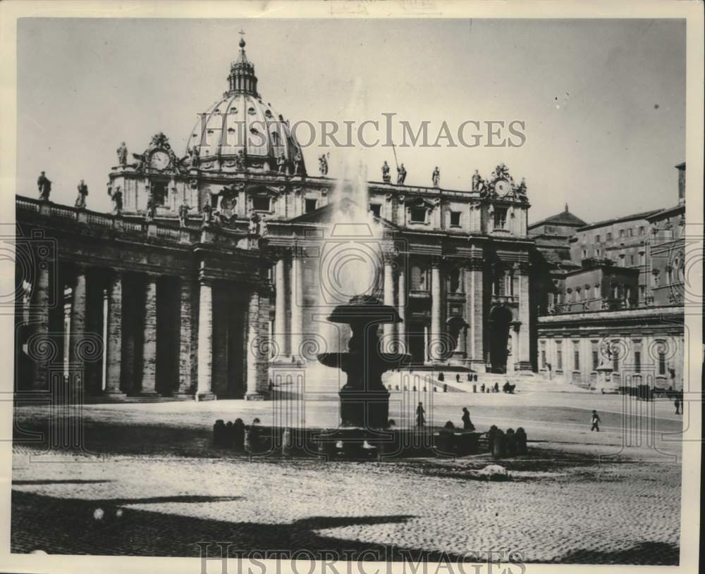 1950, Exterior view of St. Peter&#39;s church in Rome Italy - mjc41217 - Historic Images