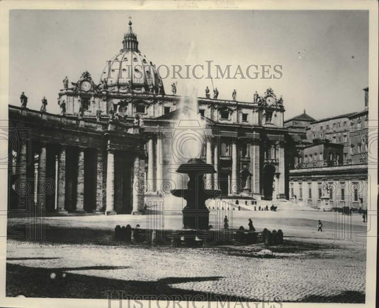 1950, Exterior view of St. Peter's church in Rome Italy - mjc41217 - Historic Images