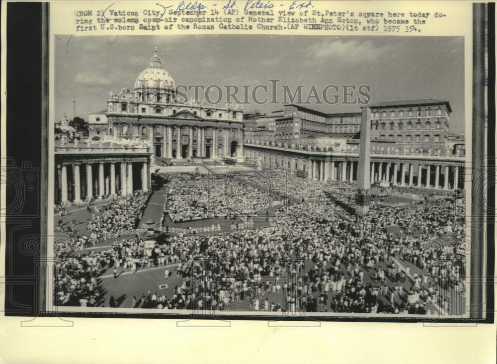 1975, View of crowd at St. Peter&#39;s square, Vatican City, Rome - Historic Images