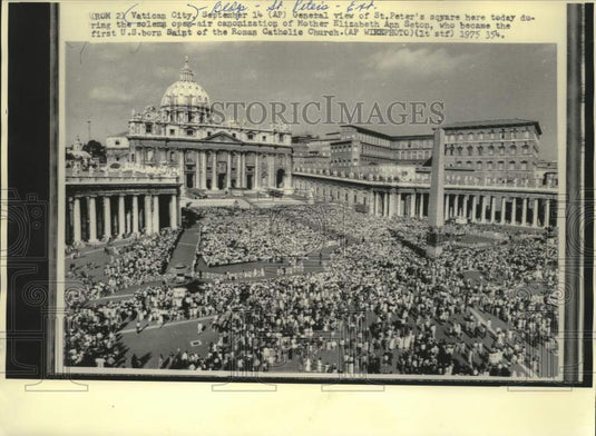 1975, View of crowd at St. Peter's square, Vatican City, Rome - Historic Images