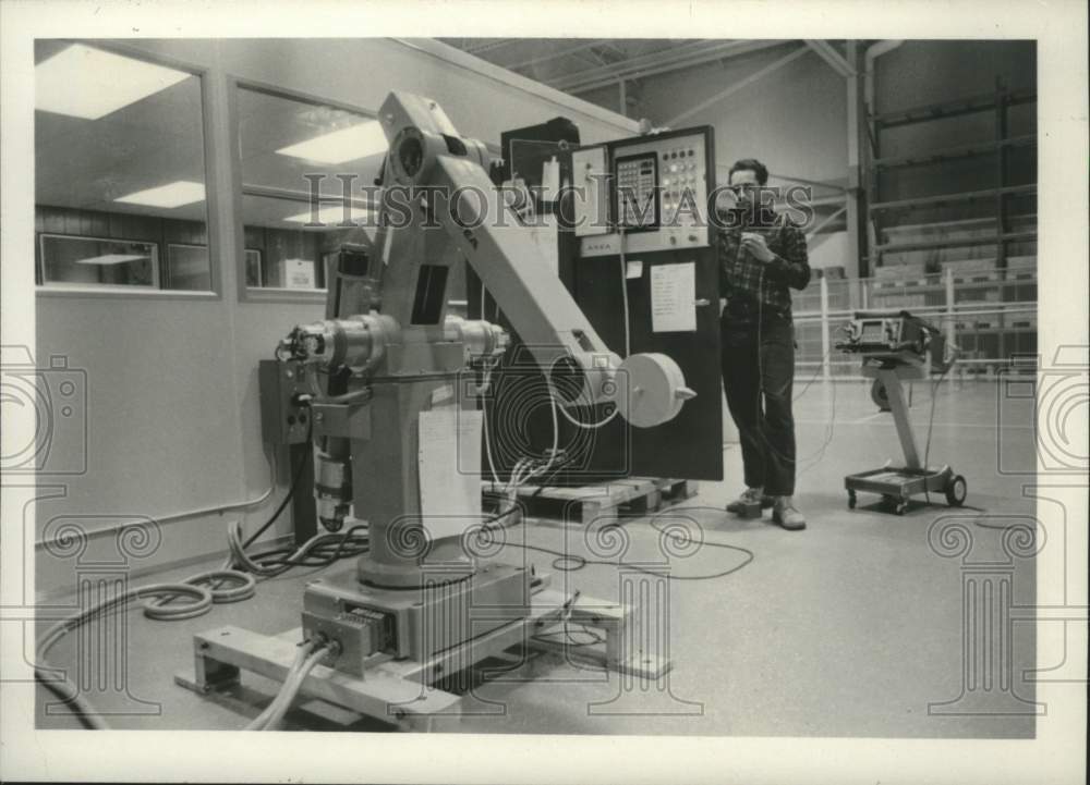 1983 Press Photo Technician programs an ASEA robot in New Berlin - mjc41310 - Historic Images