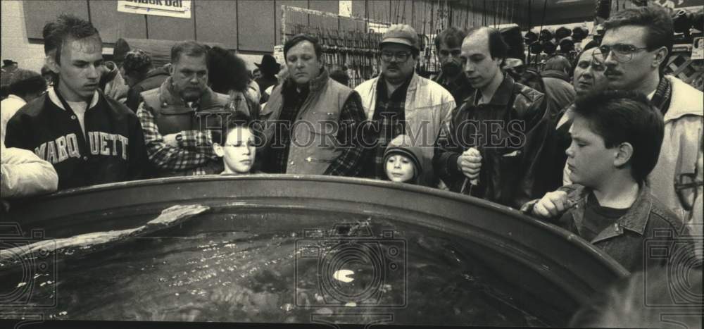 1988 Press Photo A crowd gathers around a fish tank to watch lure demonstration - Historic Images