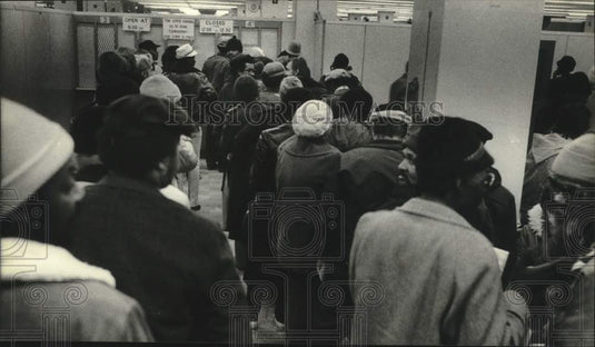 1982 Press Photo Long lines to file at the Milwaukee County Welfare Center. - Historic Images