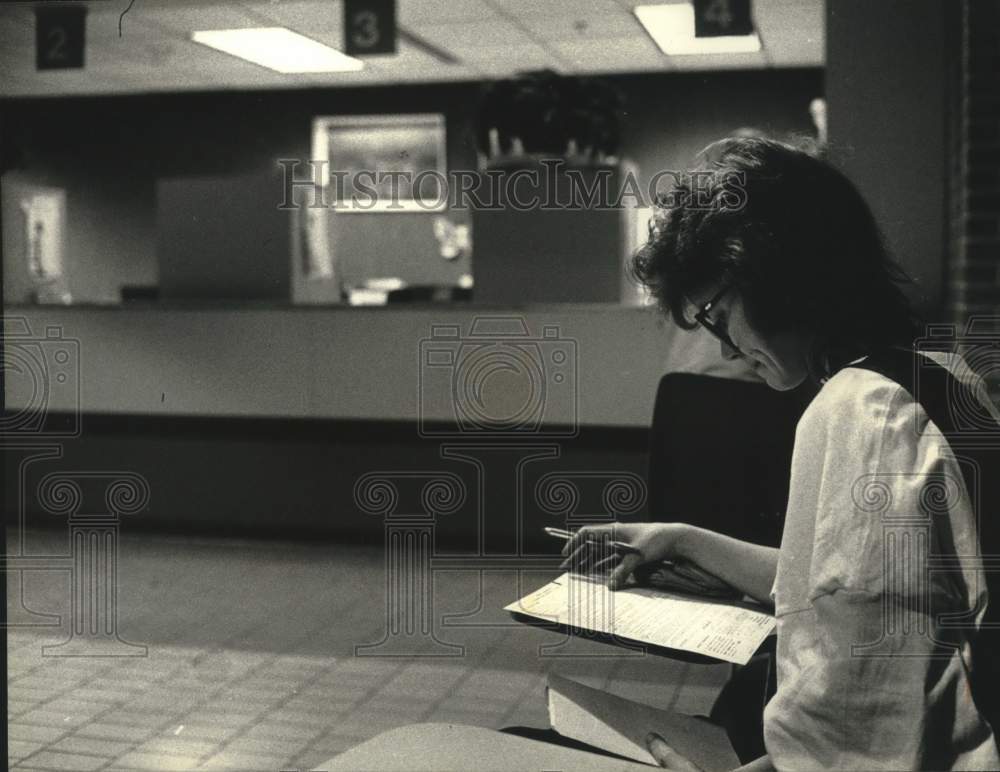 1991 Press Photo Nicolle Schneider filing with Milwaukee County Social Services. - Historic Images