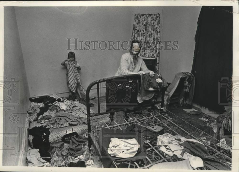 1972 A Milwaukee County welfare mother and daughter in apartment. - Historic Images