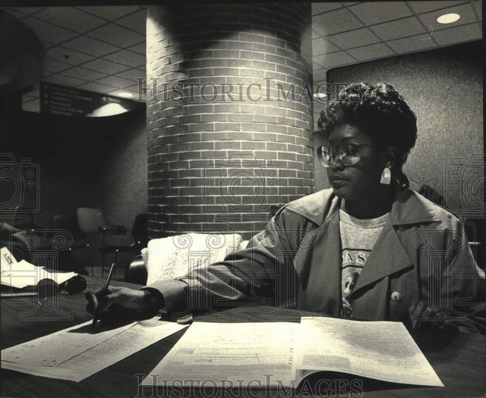 1991 Press Photo Bennie Nash filling papers at Milwaukee County Social Services - Historic Images