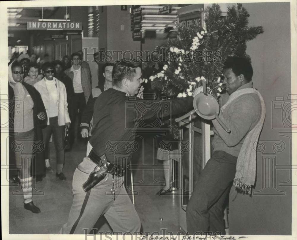 1968 Press Photo Scuffle at Milwaukee County Dept. of Social Services- Historic Images