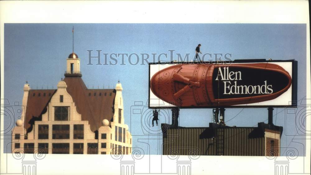 1993 Press Photo Billboard crew hangs a big shoe advertisement in Milwaukee - Historic Images