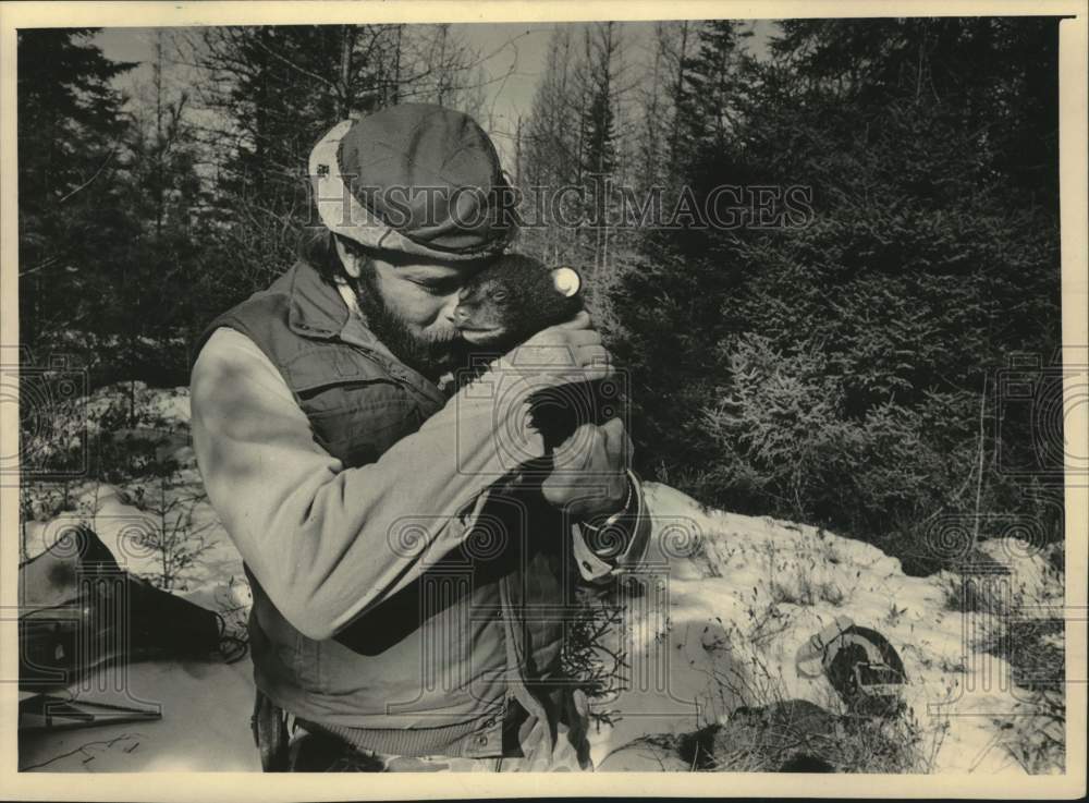 1986 Press Photo Wildlife biologist Jack Massopust hugs a black bear cub. - Historic Images