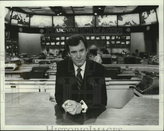 1989 Press Photo News anchorman Peter Jennings on set of "World News Tonight" - Historic Images