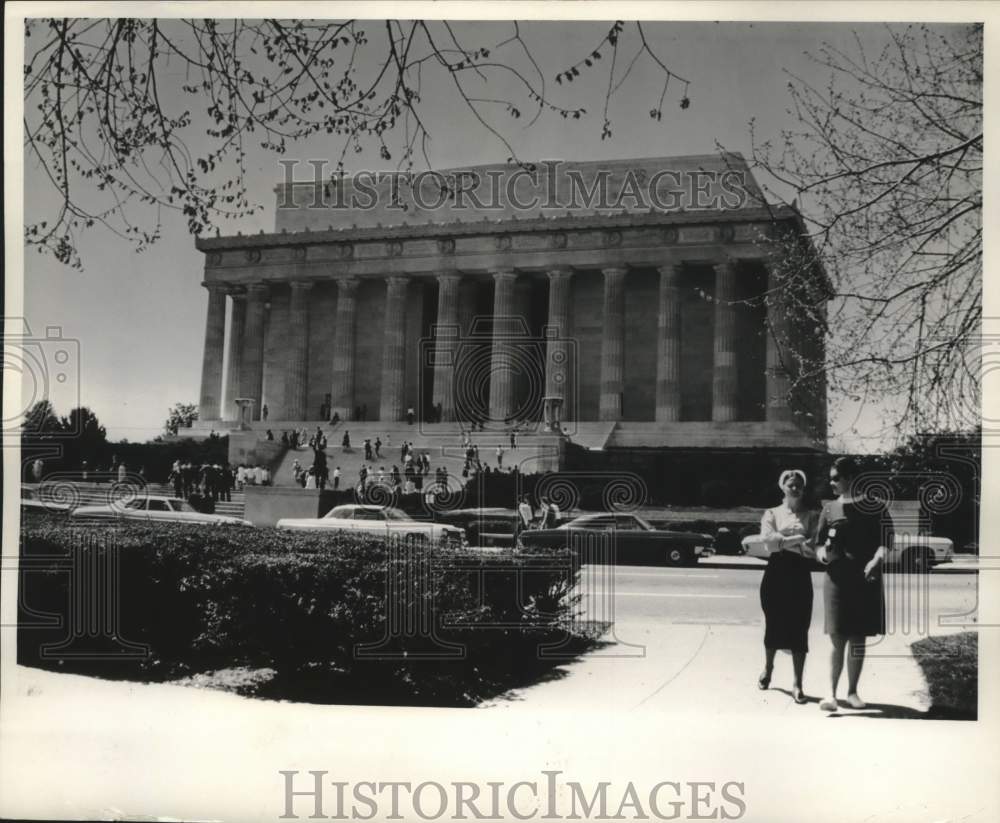1960, The Lincoln Memorial with sightseers in Washington D.C. - Historic Images