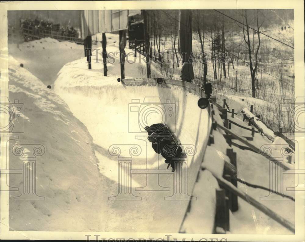 1935 Press Photo Bob-sledding team navigate zig-zag, Lake Placid, New York- Historic Images